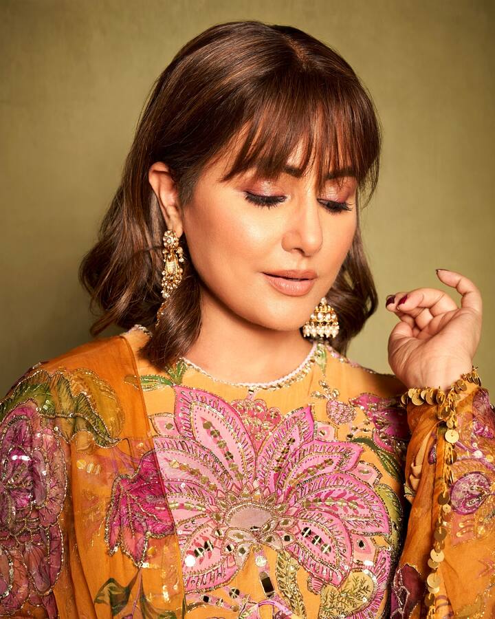 मोठे कानातले आणि सटल मेकअप असा लूक तिने केला आहे.