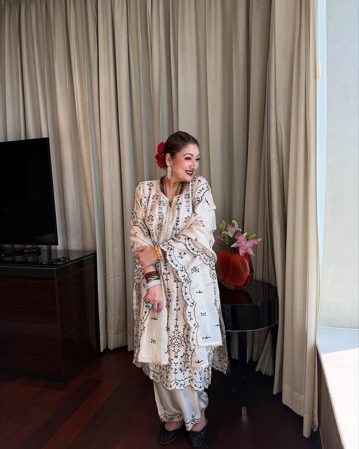 मीडिया रिपोर्ट्स की मानें तो सुनीता आहूजा अपने दम पर 25-30 करोड़ की संपत्ति की मालकिन बन चुकी हैं.