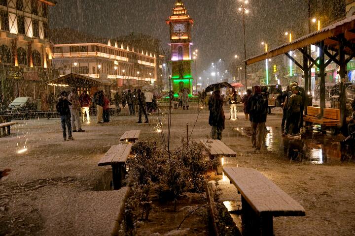 कश्मीर में बर्फबारी पर निर्भर रहने वाला शीतकालीन पर्यटन लंबे समय तक सूखे की वजह से प्रभावित हुआ है. गुलमर्ग और पहलगाम जैसे लोकप्रिय पर्यटन स्थलों पर उम्मीद से कम बर्फबारी हुई, जिससे पर्यटकों की संख्या में कमी आई. हालांकि, हाल ही में हुई बर्फबारी ने पर्यटन उद्योग के लिए कुछ उम्मीदें जगाई हैं.