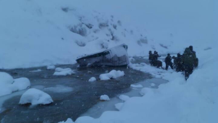 उत्तराखंड के सीएम पुष्कर सिंह धामी ने इस हादसे पर दुख जताया. उन्होंने सोशल मीडिया प्लेटफॉर्म एक्स पर एक पोस्ट किया. उन्होंने लिखा, जनपद चमोली में माणा गांव के निकट बीआरओ द्वारा संचालित निर्माण कार्य के दौरान हिमस्खलन की वजह से कई मजदूरों के दबने का दुखद समाचार प्राप्त हुआ. आईटीबीपी, बीआरओ और अन्य बचाव दलों द्वारा राहत एवं बचाव कार्य संचालित किया जा रहा है. भगवान बद्री विशाल से सभी श्रमिक भाइयों के सुरक्षित होने की प्रार्थना करता हूं.