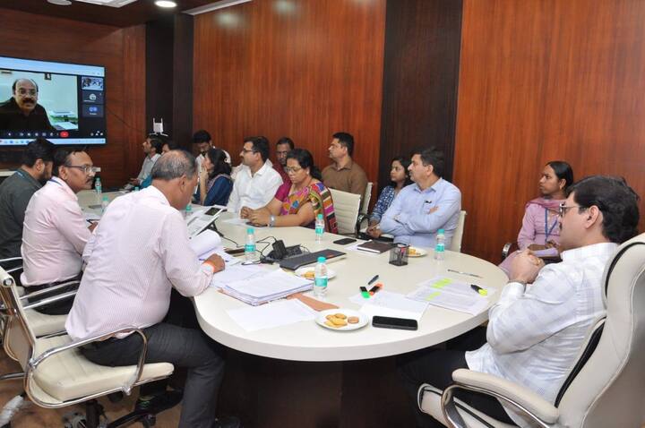 राज्य विधीमंडळाचे अर्थसंकल्पीय अधिवेशन सोमवारपासून मुंबई येथे होणार आहे. या पार्श्वभूमीवर आज राज्याचे अन्न नागरी पुरवठा व ग्राहक संरक्षण मंत्री धनंजय मुंडे यांनी मंत्रालयात विभागाचा जिल्हा निहाय आढावा घेतला.