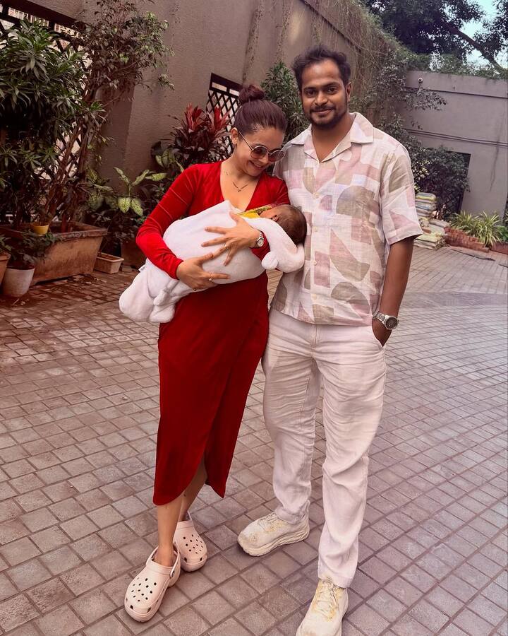 इन तस्वीरों में एक्ट्रेस रेड कलर की ड्रेस में नजर आई थी. इसमें भी वो बला की खूबसूरत लग रही थी.
