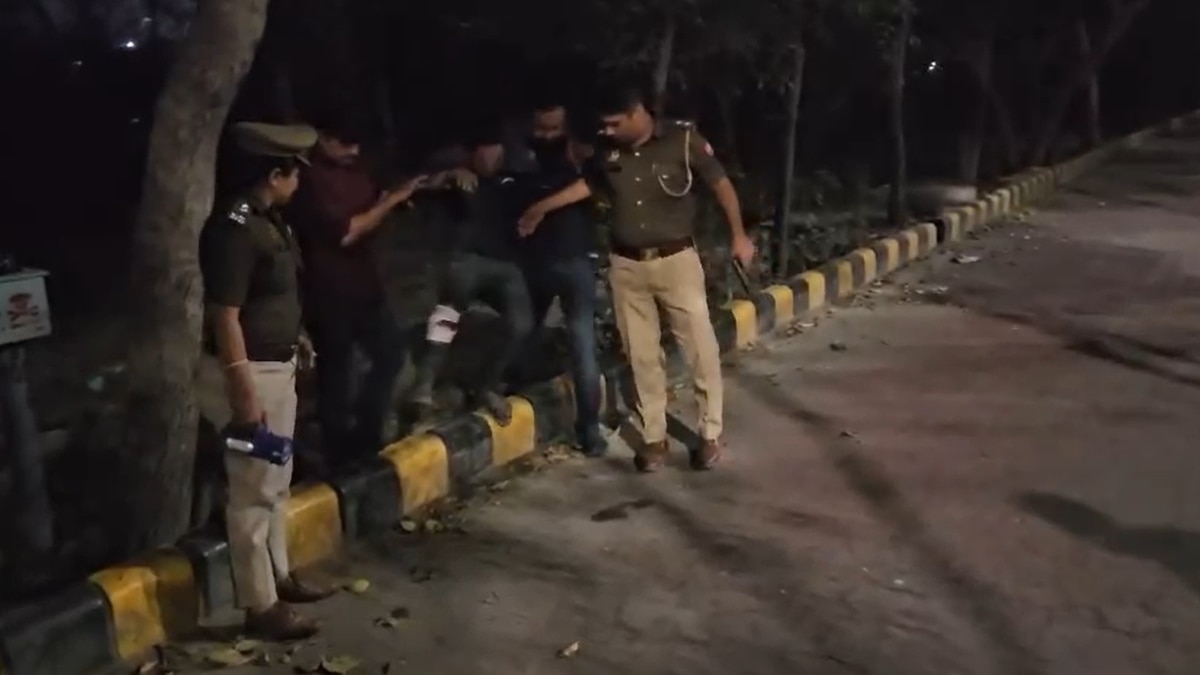 नोएडा पुलिस पर बदमाशों ने की फायरिंग, जवाबी कार्रवाई में 2 आरोपियों को गोली लगी