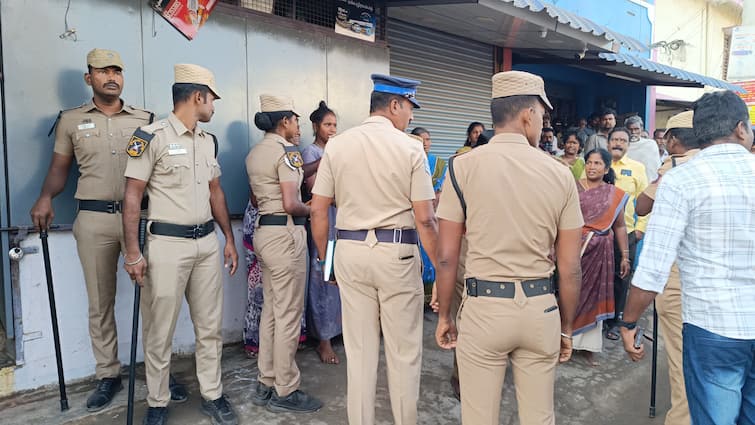 Crime Tirupattur husband kills wife using sharp knife escapes after murder tnn Crime : நடத்தையில் சந்தேகம்.. கணவன் செய்த கொடூர கொலை! போலீசார் விசாரணை