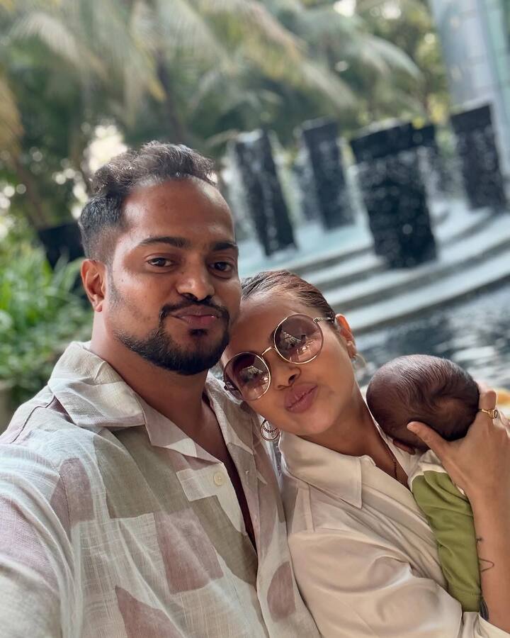 एक्ट्रेस इन लेटेस्ट फोटोज में अपने लाडले बेटे और पति शाहनवाज शेख के साथ सेल्फी लेती भी दिखाई दी. तीनों की ये बॉन्डिंग फैंस का दिल जीत रही है.