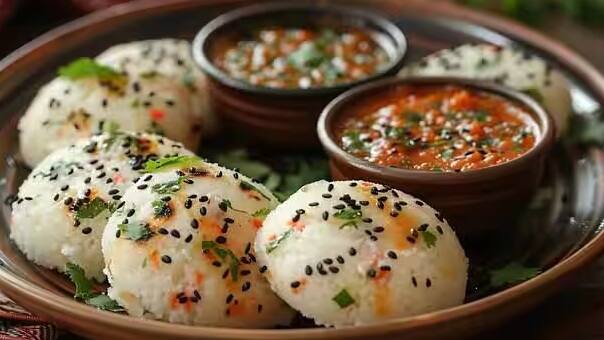 જો તમે પણ ઈડલીના દિવાના છો તો સાવધાન રહો. રિપોર્ટ્સ અનુસાર, ઈડલી કેન્સર જેવા ગંભીર રોગોનું જોખમ પેદા કરી શકે છે. ખાદ્ય વિભાગ દ્વારા કરવામાં આવેલી તપાસમાં જાણવા મળ્યું છે કે બેંગલુરુના ઘણા વિસ્તારોમાં પરંપરાગત સુતરાઉ કાપડને બદલે હવે પ્લાસ્ટિક શીટનો ઉપયોગ ઇડલી બનાવવા માટે થઈ રહ્યો છે. આ પ્લાસ્ટિક ઈડલી બનાવતી વખતે ગરમીના સંપર્કમાં આવે છે અને ઝેરી રસાયણો છોડે છે, જે શરીરમાં પહોંચ્યા પછી ધીમે ધીમે ગંભીર રોગનું કારણ બની શકે છે.