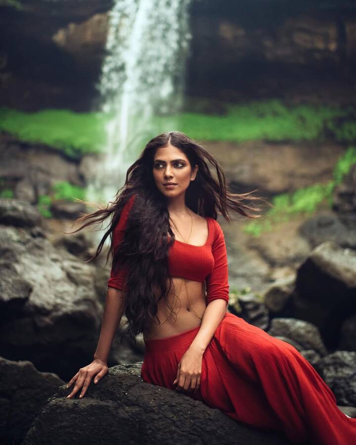 అలాగే బయట ఫుడ్ ఎక్కువ తీసుకోదట. ఇంట్లో వండిన ఫుడ్ తీసుకోవడం వల్ల స్కిన్​ హెల్త్ బాగుంటుందని చెప్తుంది ఈ హీరోయిన్. (Images Source : Instagram/Malavika Mohanan)