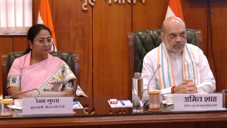 Amit Shah meeting with Delhi CM Rekha Gupta discuss on law and order Rohingya and Bangladeshis issue   दिल्ली में कानून व्यवस्था को लेकर अमित शाह की CM रेखा गुप्ता के साथ बैठक, रोहिंग्या और बांग्लादेशियों पर हुई चर्चा  