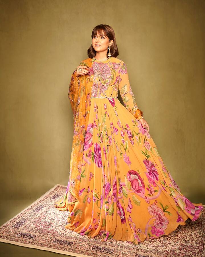 हिनावर उपचार सुरू झाल्यापासून, ती तिच्यावर केल्या जाणाऱ्या उपचारांची माहिती चाहत्यांबरोबर शेअर करत आली आहे.