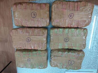 Ganja seized from a bus travelling from Salem to Madurai via Karur tnn சேலத்தில் இருந்து கரூர் வழியாக மதுரை சென்ற பேருந்தில் கஞ்சா பறிமுதல்