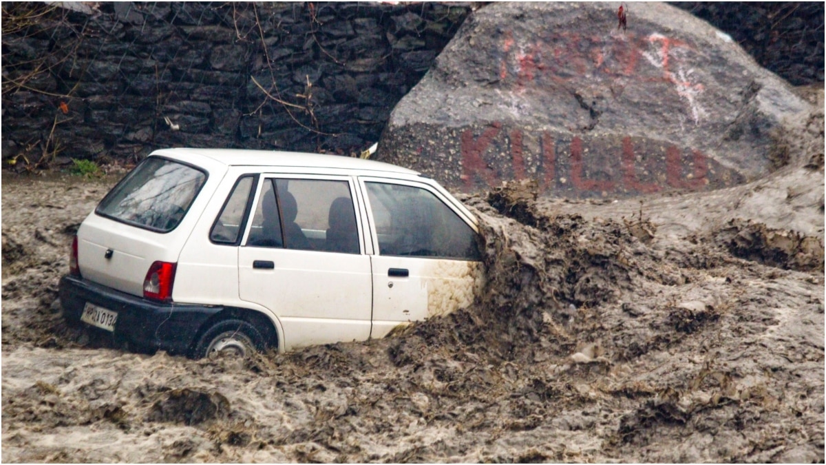 Kullu Flood: मूसलाधार बारिश से कुल्लू में फ्लैश फ्लड के हालात, तबाही की डराने वाली तस्वीरें