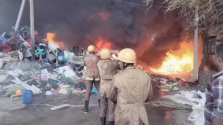 Trichy Thiruverumbur Plastic Godown caught fire lakh worth things burnt tnn Fire Accident : திருச்சியை சூழ்ந்த புகை மண்டலம்... அதிரசெய்த தீவிபத்து: பல லட்சம் பொருட்கள் சாம்பல்