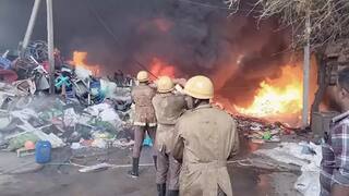 Trichy Thiruverumbur Plastic Godown caught fire lakh worth things burnt tnn Fire Accident : திருச்சியை சூழ்ந்த புகை மண்டலம்... அதிரசெய்த தீவிபத்து: பல லட்சம் பொருட்கள் சாம்பல்