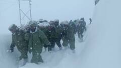 3200 मीटर की ऊंचाई,  घुटनों तक बर्फ...हिमस्खलन में फंसे मजदूरों के लिए कैसे फरिश्ता बन रहे जवान, देखें- उत्तराखंड रेस्क्यू की तस्वीरें