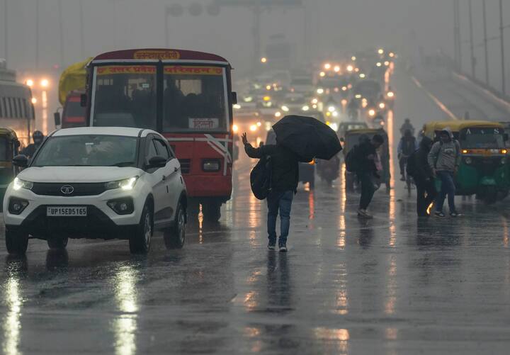 पश्चिमी विक्षोभ के प्रभाव की वजह से राजस्थान के कई इलाकों में आंधी-तूफान की भविष्यवाणी की गई है. अगले दो दिनों के दौरान जयपुर, भरतपुर, बीकानेर में बारिश के साथ-साथ 30-40 किलोमीटर प्रति घंटे की रफ्तार से हवाएं चलने की संभावना है.