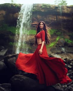 அருவி பக்கத்தில் நின்று குளுகுளு கவர்ச்சியில் கிக் ஏற்றும் மாளவிகா மோகனன் போட்டோஸ்!