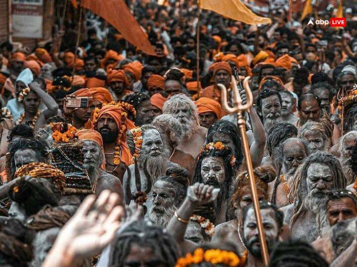महाकुंभ में स्नान के लिए करीब 9 लाख साधु संत और नागा साधु प्रयागराज पहुंचे.