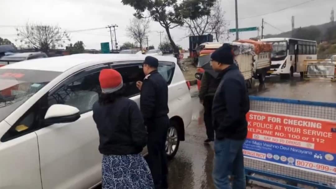 Jammu And Kashmir NH-44 Closed Landslide Ramsu ramban Heavy Rain Snowfall NDRF ops on to rescue 11 kathua Jammu-Srinagar Highway Closed Due To Landslide Near Ramsoo After Heavy Rain And Snowfall