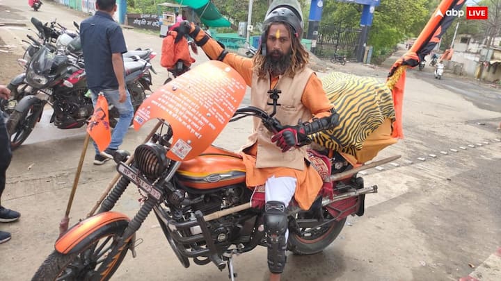 बवंडर बाबा - महाकुंभ में बवंडर बाबा का जलवा भी रहा. रॉकस्टार की तरह दिखने वाले बवंडर बाबा बाइक से पूरे देश में भ्रमण करते हैं और किसी भी प्रोड्क्ट पर देवी-देवताओं के चित्र न छापने की अपील करते हैं.