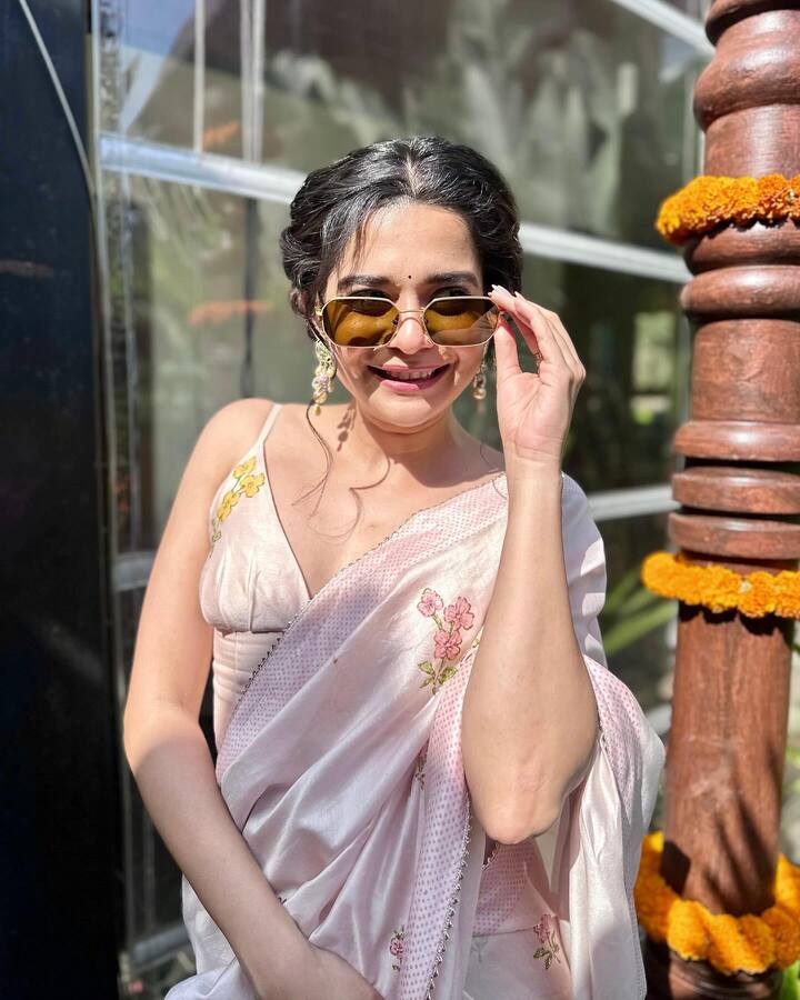 मिथिला पालकरने 'गर्ल इन द सिटी' आणि नेटफ्लिक्सच्या 'लिटिल थिंग्ज'या सीरिजमध्ये काम केले आहे