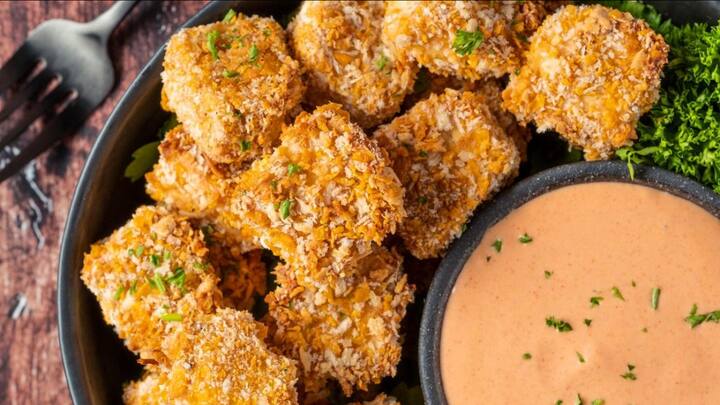 7. Tofu Nuggets: Tofu Nuggets are bite sized snacks that made from seasoned tofu. This snack is made from coating seasoned tofu with breadcrumbs and then baking them. This vegan snack offers a great taste along with proteins. They can be paired with different dips or sauces. (Image Source: Pinterest/lovingitvegan)