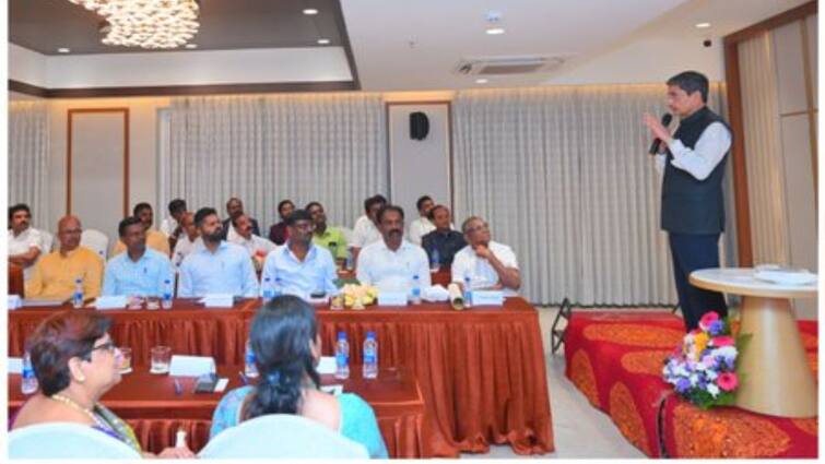 TN Governor slams dmk govt cm stalin over their stand on new education policy hindi TN Governor: தமிழக அரசுக்கு எதிராக களமிறங்கிய ஆளுநர் ஆர்.என்.ரவி - ”இந்தி எதிர்ப்பு என்ற பெயரில்..”