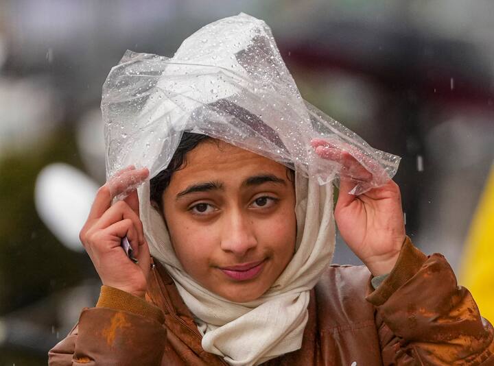 विशेषज्ञों ने बताया कि अगले 24 घंटों में जम्मू क्षेत्र में सबसे अधिक बारिश होने की उम्मीद है. उसके बाद दक्षिण कश्मीर के कुछ क्षेत्रों में बारिश होगी. जम्मू क्षेत्र में बनिहाल में सबसे अधिक 76.2 मिमी बारिश हुई, उधमपुर में 12.4 मिमी, पुंछ में 15 मिमी और किश्तवाड़ में 9 मिमी बारिश दर्ज की गई.