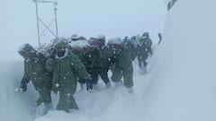 चमोली एवलांच: मजदूरों के लिए देवदूत बने सेना के जवान, बर्फबारी के बीच रेस्क्यू, देखें तस्वीरें