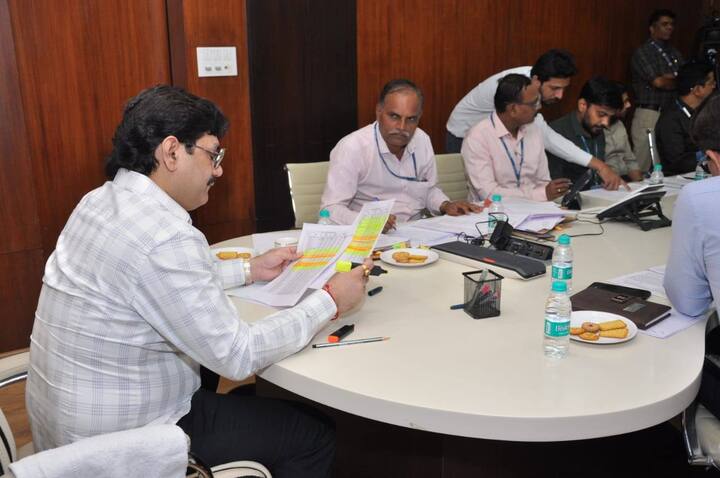 यावेळी अंत्योदय व प्राधान्य कुटुंब योजनेतील विविध जिल्ह्यात इष्टांक वाढवणे, ई पॉस मशीन सह सर्व अन्य समस्या याबाबत प्रत्येक जिल्ह्याच्या पुरवठा अधिकारी व अन्य अधिकाऱ्यांकडून माहिती घेत धनंजय मुंडे यांनी संबंधितांना योग्य त्या सूचना केल्या.