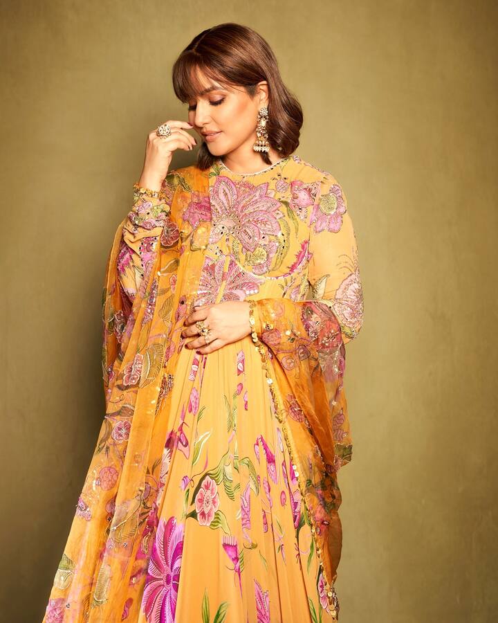 त्यावर गुलाबी फुलांची डिझाईन आहे.