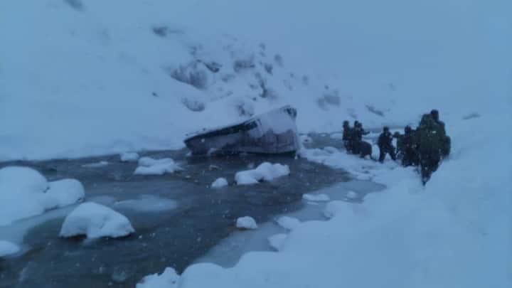 बर्फ में दबे में 16 मजदूरों को रेस्कयू किया जा चुका है. आईटीबीपी और गढ़वाल की टुकड़ी मौके पर घटनास्थल पर पहुंचकर बचाव कार्य में जुट गई है. मामले में सीएम धामी भी नजर बनाए हुए हैं.