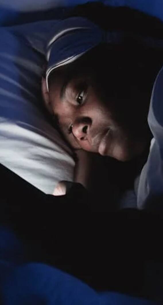 मोबाइल फोन कितनी दूर रखकर सोना चाहिए, नुकसान जानकर डर जाएंगे!