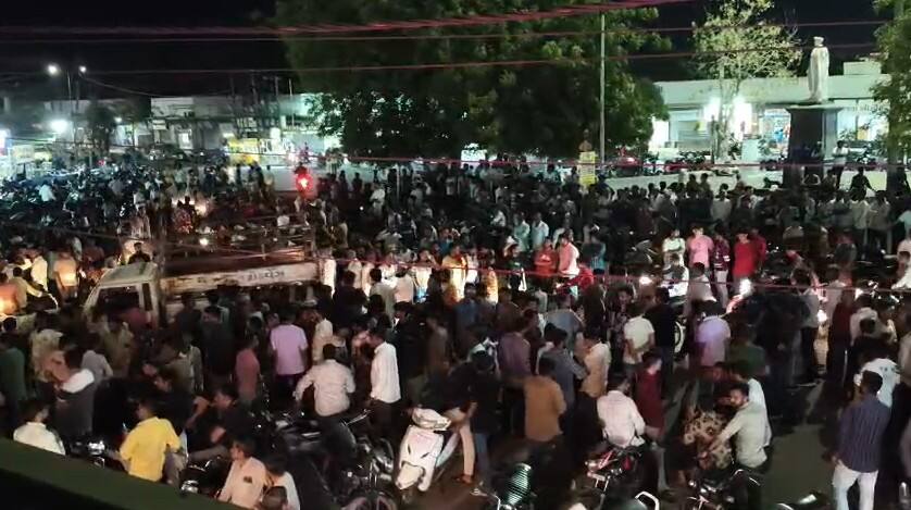 Rajkot: ‘હું ઉપલેટાનો બાપ છું’, તિક્ષ્ણ હથિયાર સાથે અસામાજિક તત્વોનો આતંક,આરોપીનું સરઘસ કાઢવા હિન્દુ સંગઠનની માગ two young man behaved badly in public late at night in Upleta Rajkot: ‘હું ઉપલેટાનો બાપ છું’, તિક્ષ્ણ હથિયાર સાથે અસામાજિક તત્વોનો આતંક,આરોપીનું સરઘસ કાઢવા હિન્દુ સંગઠનની માગ