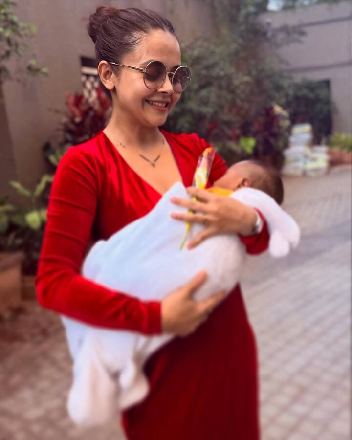 वहीं इससे पहले एक्ट्रेस अपने बेटे और पति के साथ वैलेंटाइन सेलिब्रेट करती हुई दिखाई दी थी.