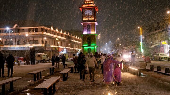 Kashmir Snowfall: जम्मू-कश्मीर में लंबे समय तक सूखे की स्थिति के बाद बारिश और बर्फबारी ने बड़ी राहत दी है. बारिश और बर्फबारी ने कुल कमी को 80 प्रतिशत से घटाकर लगभग 65 प्रतिशत करने में मदद की है.