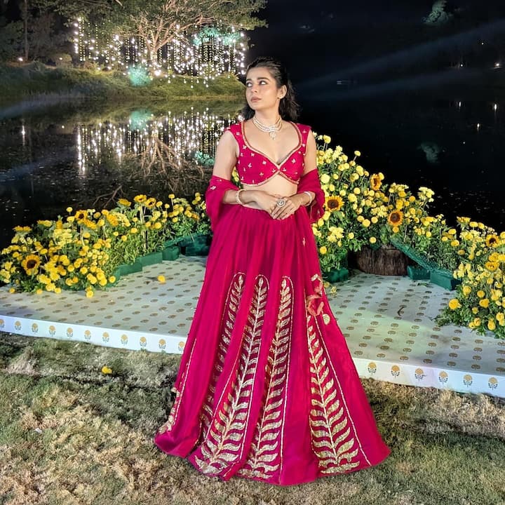 प्राजक्ताच्या लग्नासाठी मिथिलाने खास लेहेंगा परिधान केला होता ज्याचे फोटो इंस्टाग्रामवर शेअर केले आहेत.