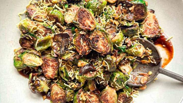 1. Roasted Brussel Sprouts: Roasted Brussel Sprouts are crispy and nutritious snack options that are easily made. These lightly seasoned and caramelised snacks offer the perfect balance of crunch and taste. This healthy snack is packed with fibre, vitamins, and antioxidants. (Image Source: Pinterest/moonriceshri)