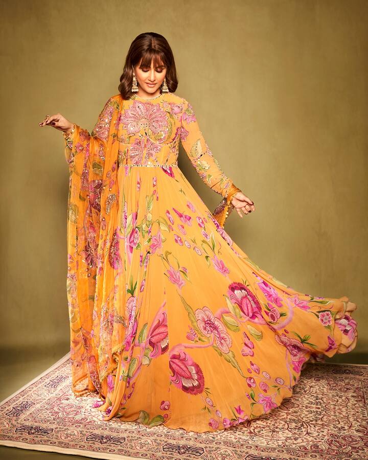 अभिनेत्री हिना खान सध्या कर्करोगाविरुद्ध लढत आहे.