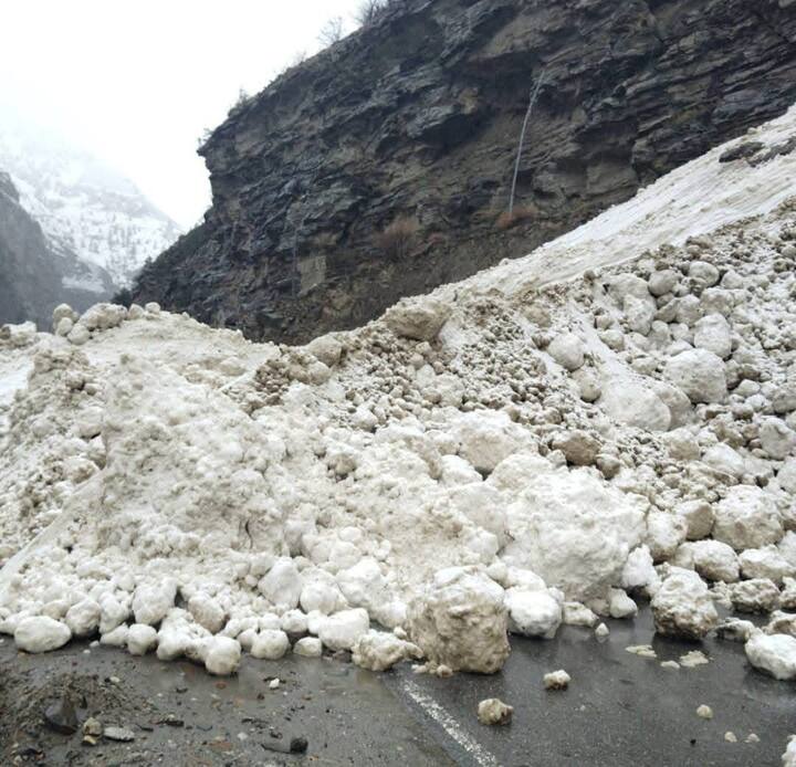 इसी तरह राज्य के ऊंचाई वाले इलाकों में भी बर्फबारी हो रही है.