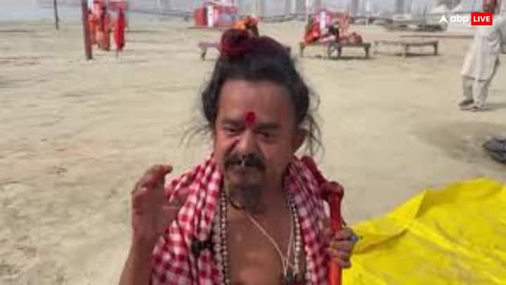 लिलिपुट बाबा - लिलिपुट बाबा के नाम से मशहूर बाबा गंगा गिरी महाकुंभ का मुख्य आकर्षण रहे. इन्होंने 32 साल से स्नान नहीं किया है. अपनी अनोखी कद-काठी और अचरज में डाल देने वाली इनकी जीवनशैली का जवाब नहीं.