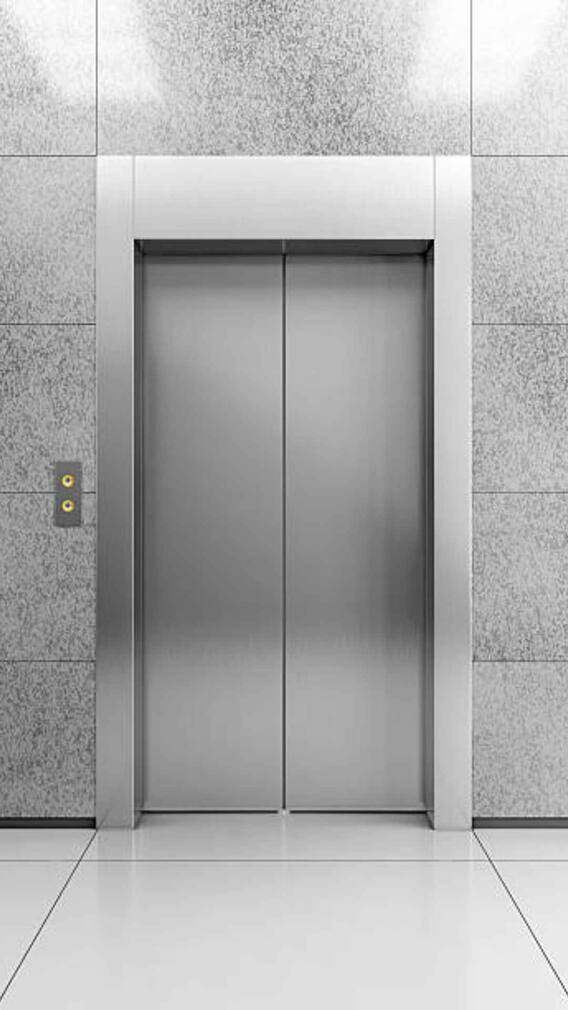 लिफ्ट में फंस जाने पर भूलकर भी न करें ये काम