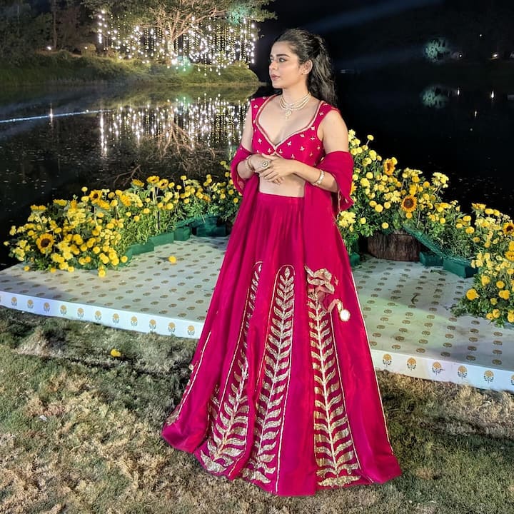गळ्यात चोकर घालून तिने हा लूक पूर्ण केला आहे.