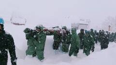 3200 मीटर की ऊंचाई,  घुटनों तक बर्फ...हिमस्खलन में फंसे मजदूरों के लिए कैसे फरिश्ता बन रहे जवान, देखें- उत्तराखंड रेस्क्यू की तस्वीरें