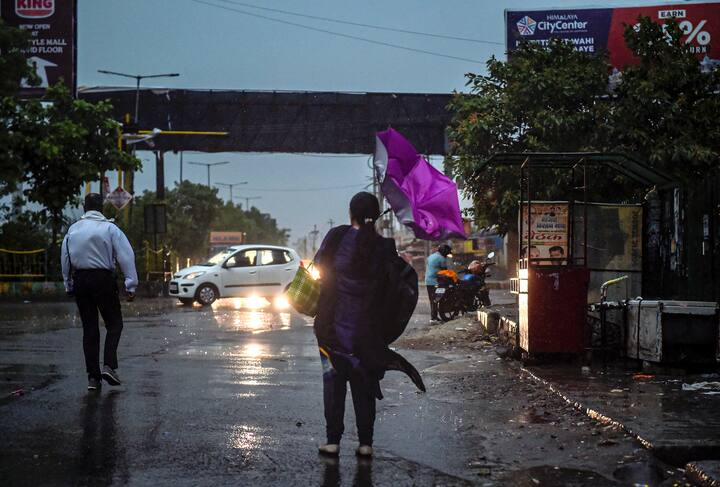 आईएमडी के अनुसार उत्तर पश्चिम भारत के क्षेत्र में अगले 24 घंटों के दौरान अधिकतम तापमान में कोई महत्वपूर्ण बदलाव नहीं होगा. उसके बाद 4-6 डिग्री सेल्सियस की वृद्धि की संभावना है.