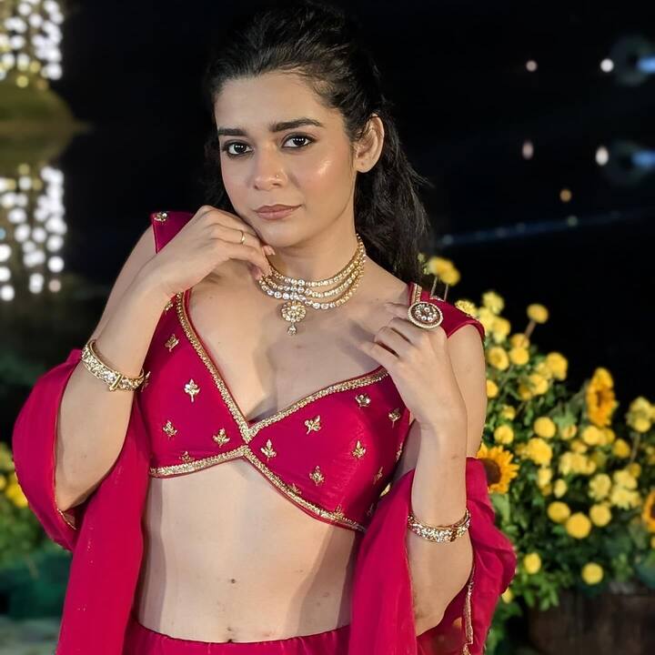 मिथिला यात गुलाबी रंगाच्या लेहेंग्यात दिसतात आहे.