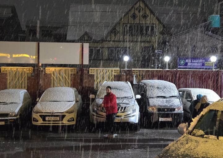 अधिकारियों ने कहा कि 1 और 2 मार्च को भी बादल छाए रहेंगे और कुछ स्थानों पर हल्की बारिश और बर्फबारी होगी. अधिकारियों ने बताया कि 3 मार्च को जम्मू-कश्मीर में कई स्थानों पर मध्यम बारिश और बर्फबारी की संभावना है और 4 से 8 मार्च तक मौसम आमतौर पर शुष्क रहेगा.