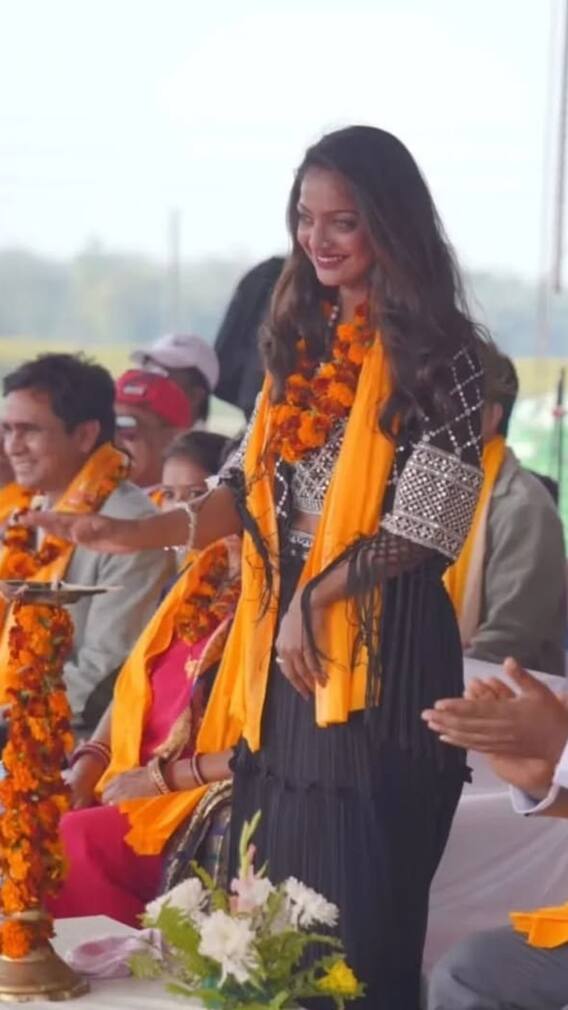 नेपाल में छाई महाकुंभ की मोनालिसा, ठुमके देख दंग हुए लोग