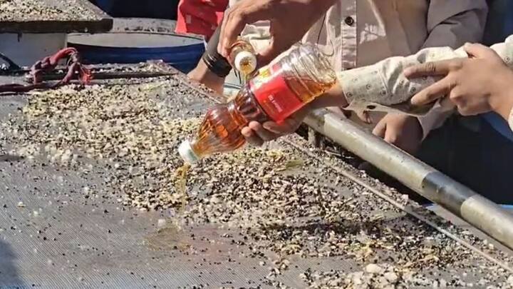 अनेक भाविक वेगवेगळ्या प्रकारचे खाद्यतेल, सुटे तेल किंवा मिश्रित तेल आणून अभिषेक करतात.