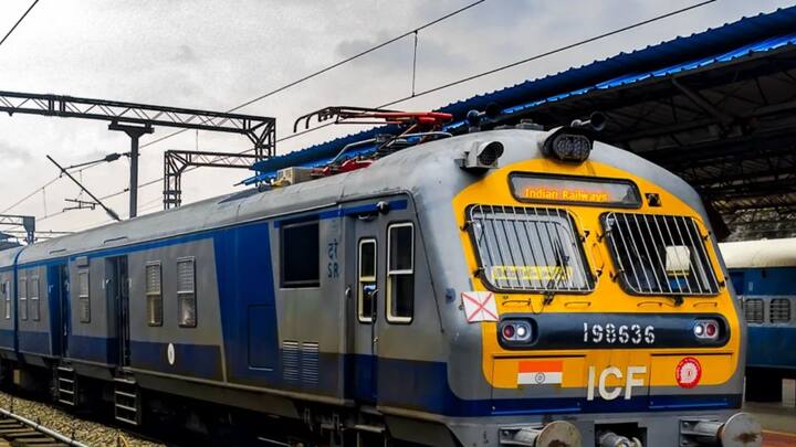 ट्रेन में दो तरह से सफर किया जाता है. एक रिजर्व्ड कोच में कर दूसरा अनरिजर्व्ड कोच में लेकिन ज्यादातर यात्री रिजर्व्ड कोच में सफर करना पसंद करते हैं. लेकिन कई बार होता है कि रिजर्वेशन कंफर्म नहीं होता टिकट वेटिंग में चली जाती है.