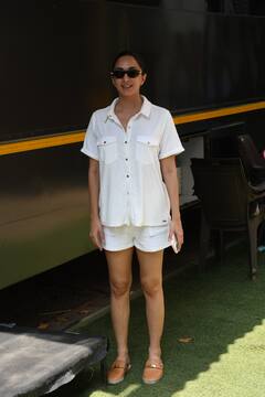 प्रेग्नेंसी अनाउंसमेंट के बाद शूटिंग पर लौटीं कियारा आडवाणी, व्हाइट शर्ट और शॉर्टस में बेहद क्यूट दिखीं मॉम टू बी